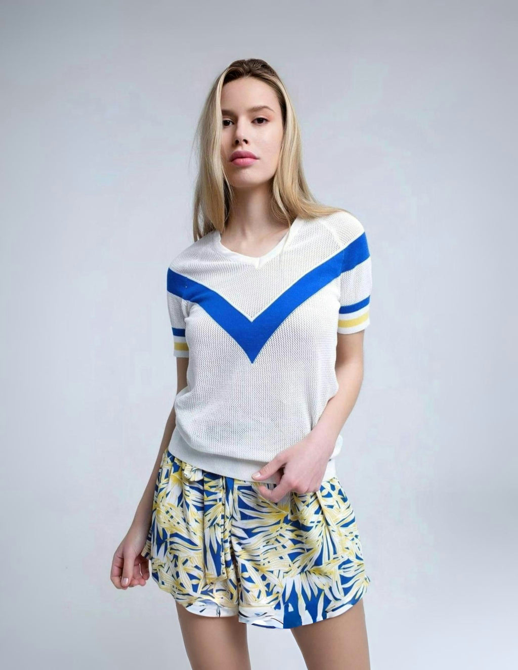 Q2 | Women's Cotton Sweater w/ Blue Chevron