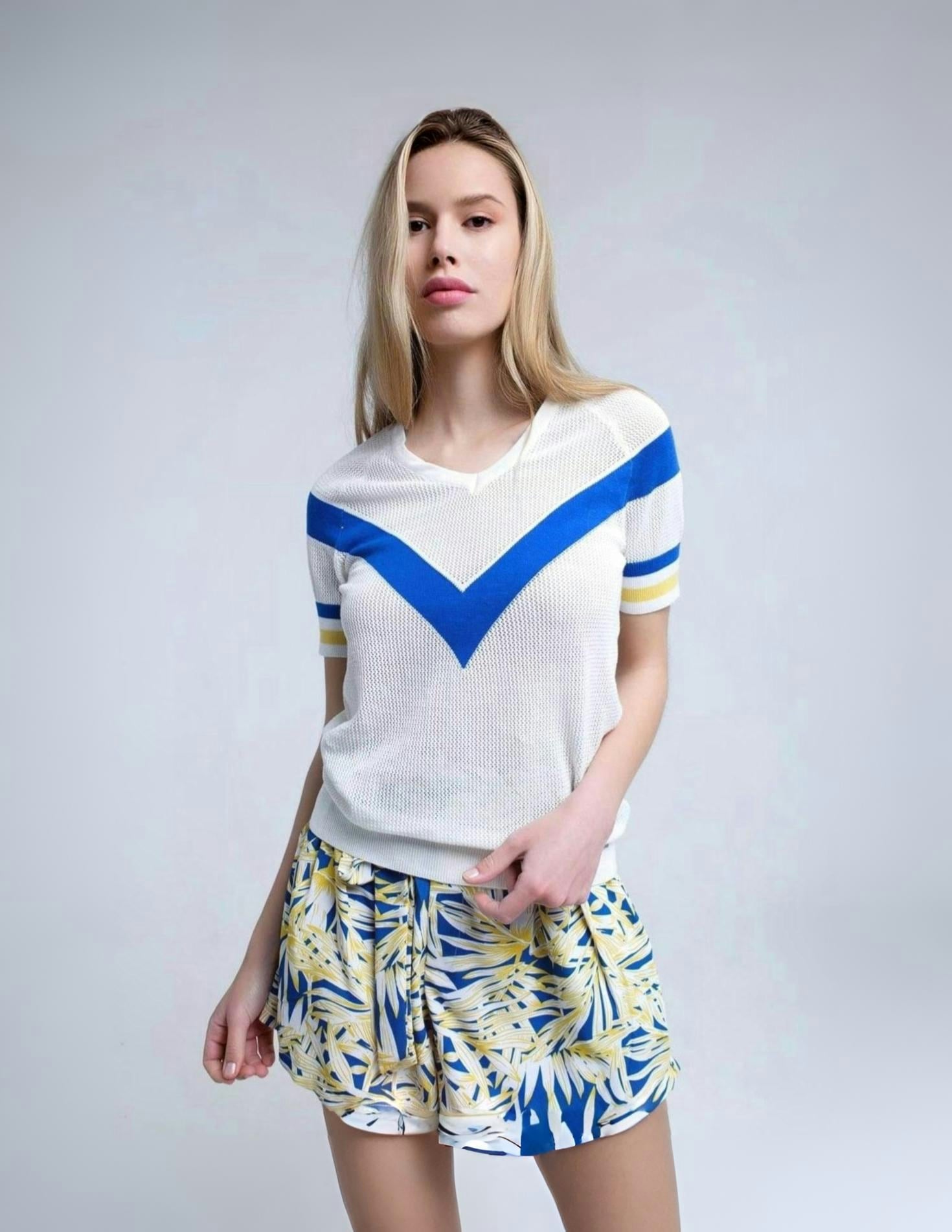 Q2 | Women's Cotton Sweater w/ Blue Chevron